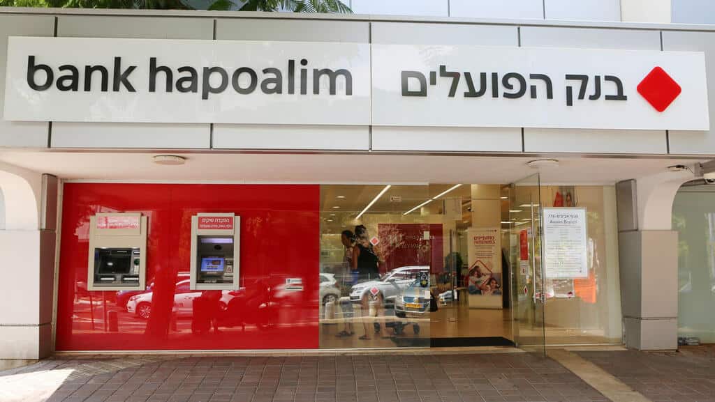 The District court approved a class action by Ronen Adini & co against Bank Hapoalim regarding the currency change commission in Ben Gurion Airport
